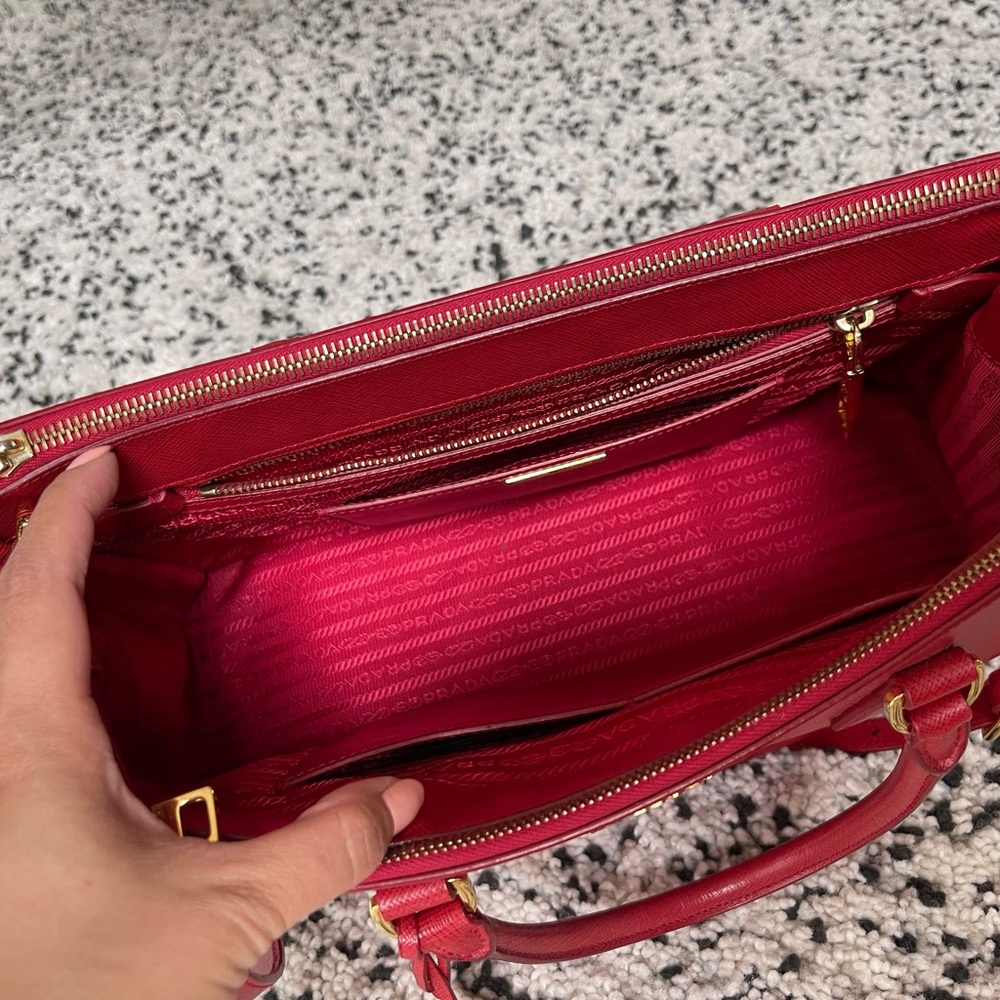 Prada - Picture 4 of 6